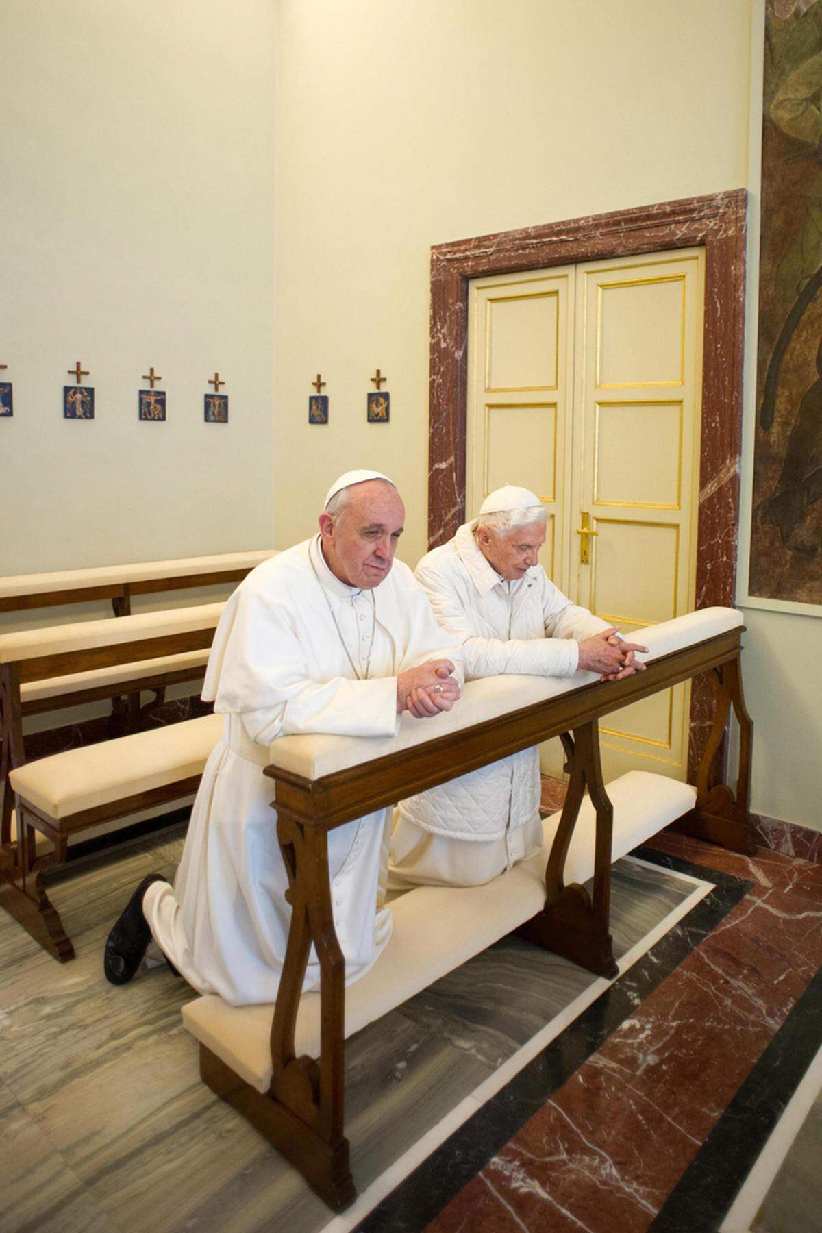 Als erster Papst verzichtete Franziskus bisher auf die Nutzung der Villa. Bild: Franziskus mit seinem Vorgänger Benedkit XVI. bei einem Gebet in Castel Gandolfo im Vorjahr.