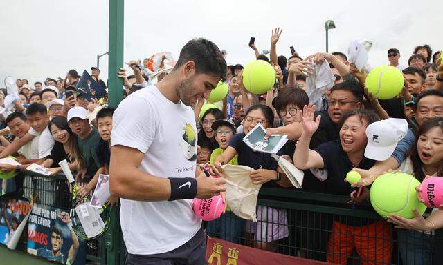Viele Fans haben den Tennis-Profi in der größten Stadt Chinas erwartet.