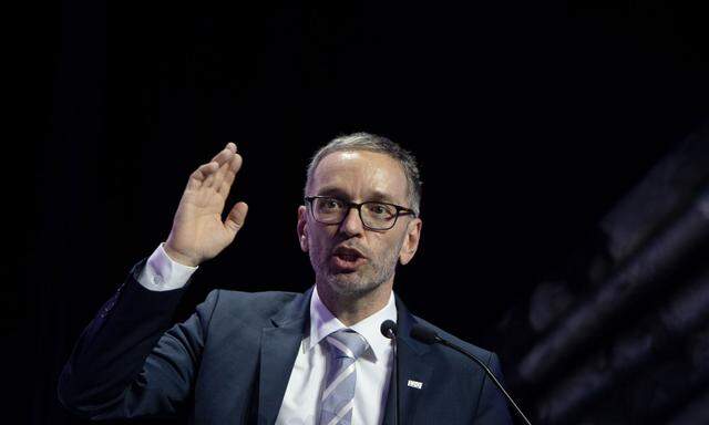 Herbert Kickl wurde am Samstag zum Bundesparteiobmann gewählt. Ex-FPÖ-Chef Norbert Hofer sprach ihm Unterstützung zu.