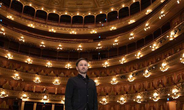 Das Teatro Colon ist eines der größten Opernhäuser. Rafael Fingerlos in einem Anzug des Labels Eigensinnig. 