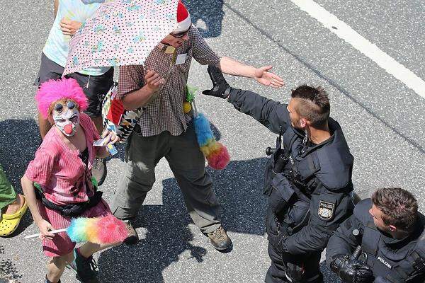 Die Protestierenden konnten unterschiedlicher nicht sein: Dutzende Gruppen unterstützten das Bündnis "Stop G-7 Elmau", darunter die Globalisierungsgegner von Attac, die Arbeitsgemeinschaft bäuerliche Landwirtschaft, der Bayerische Flüchtlingsrat und die katholische Friedensbewegung Pax Christi in der Erzdiözese München. Neben diversen politischen Gruppen machte auch der Motorradclub "Kuhle Wampe" mit.