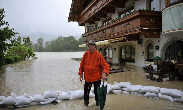 Dieser Tourist in Kössen, Tirol, hat sich seinen Urlaub wohl auch trockener vorgestellt.