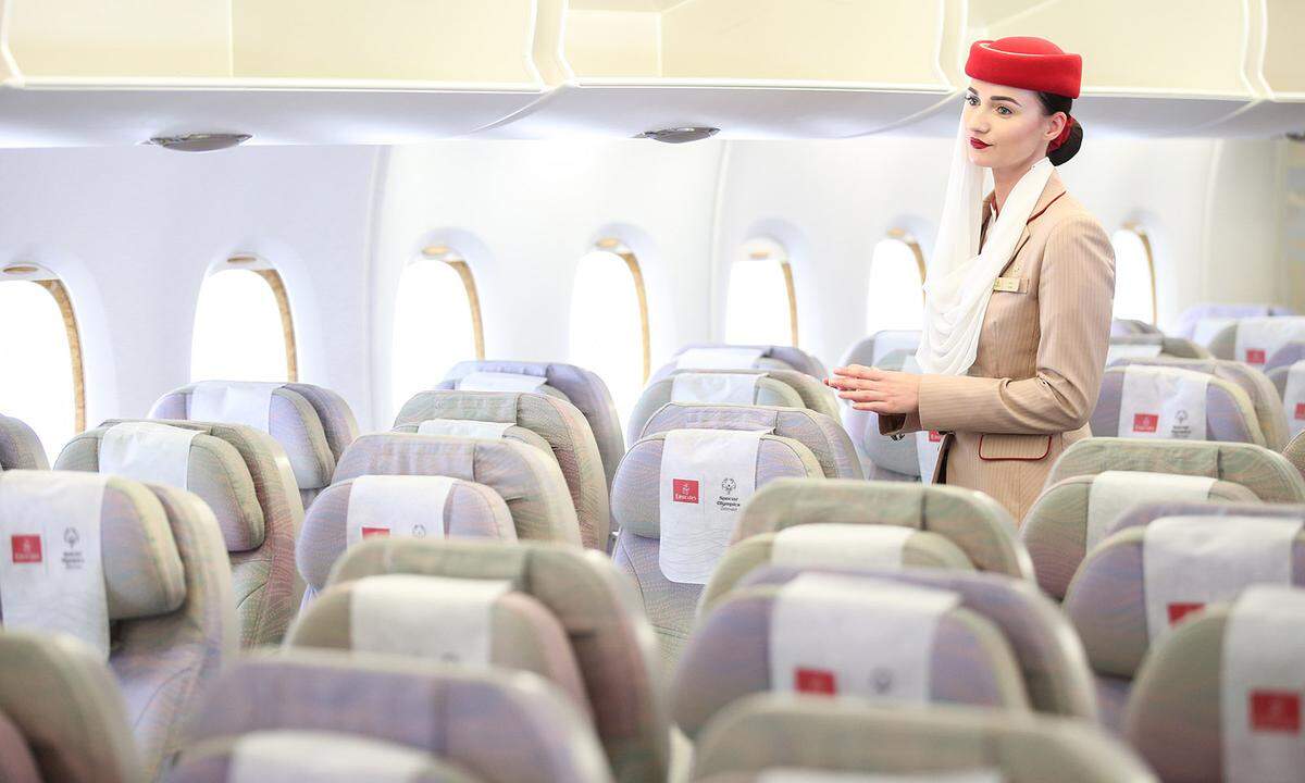 Knapp an den Top drei vorbeigeflogen ist Emirates. Der Carrier mit Sitz in Dubai ist Favorit vieler Reisender: "Ich will mit keiner anderen Fluggesellschaft mehr fliegen. Der Service an Bord ist beispiellos. Die Beinfreiheit ist größer als auf anderen Flügen in der Premium Economy Class. Und das Entertainment-Angebot ist hervorragend. Ich buche dieses Jahr drei Flüge mit dieser Fluggesellschaft. Das Preis-Leistungs-Verhältnis ist einfach überzeugend."
