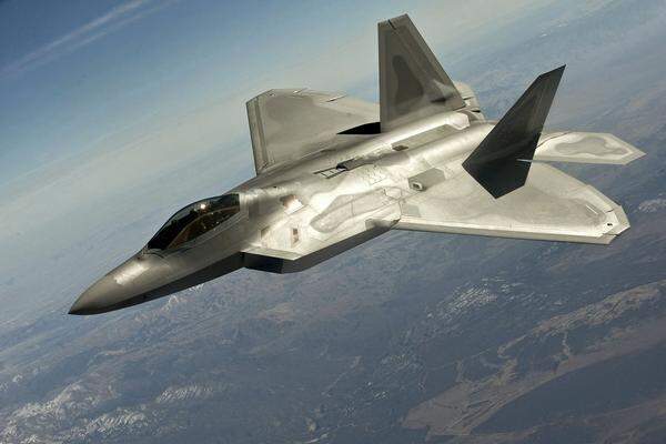 Die F22 Raptor ist der modernste Kampfjet der US-Luftwaffe. Bei den Luftangriffen auf Stellungen des "Islamischen Staates" in Syrien wurde er nun erstmals eingesetzt.