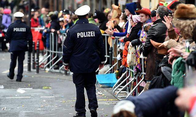 Die Polizei in Köln wird auch am Montag im Einsatz sein, in anderen Städten werden die großen Umzüge wetterbedingt abgesagt.