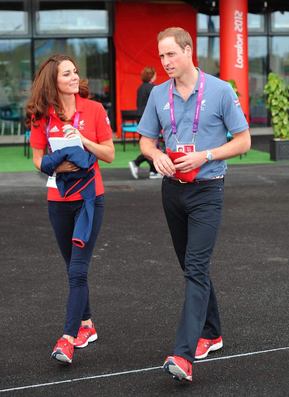 Im Partnerlook mit roten Adidas Sportschuhen kamen William und Kate in die Arena.