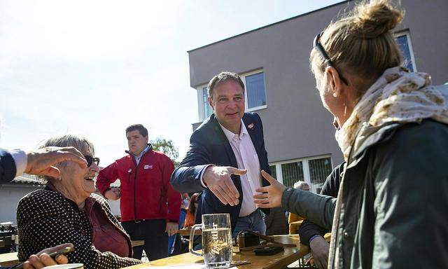  Mit Auftritten (hier bei der 1.-Mai-Feier der SPÖ Krems-Lerchenfeld) und Geld von einem Unterstützerverein will Andreas Babler an die SPÖ-Spitze kommen.