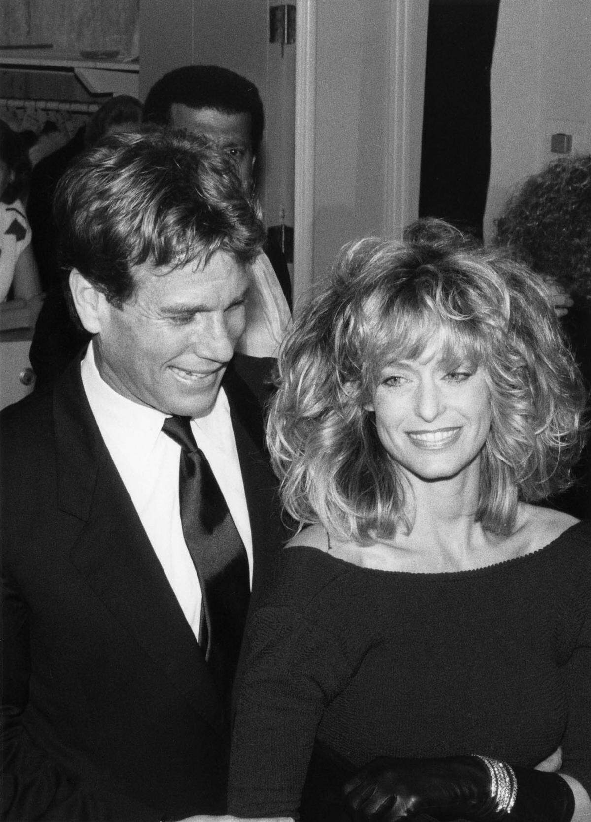 Eine große Liebe: Ryan O'Neal und Farrah Fawcett, 1987. Der US-Schauspieler hat seiner langjährigen Lebensgefährtin mittlerweile auch ein literarisches Denkmal gesetzt. Er widmete seine Memoiren "Both of Us: My Life With Farrah" seiner Beziehung zu der Schauspielerin, die 2009 im Alter von 62 Jahren an Krebs gestorben war.  O'Neal wurde durch den Hollywood-Film "Love Story" berühmt, in der die weibliche Hauptfigur Jennifer Cavalleri an Leukämie stirbt.