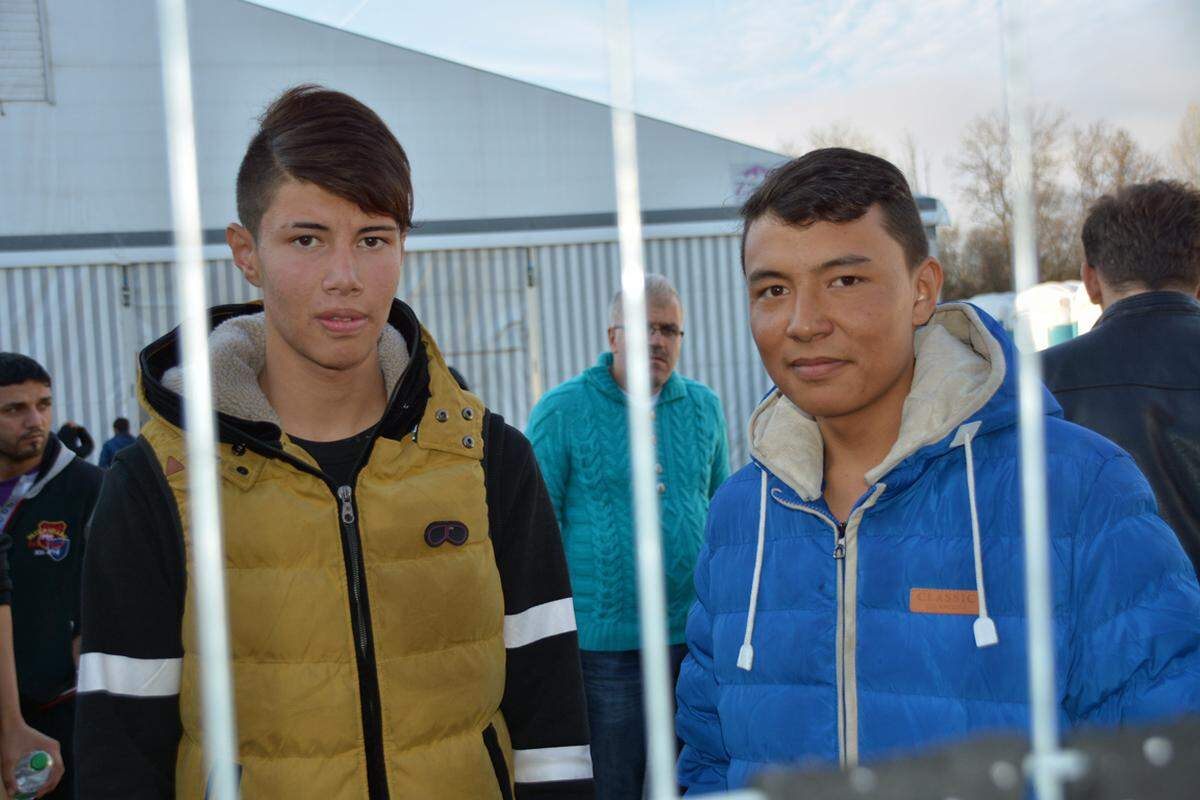 Diese beiden jungen Männer kommen aus Afghanistan. Sie sagen, sie seien beide 17 Jahre alt, ihre Familien seien in Kabul geblieben. Sie hoffen, dass sie nach Deutschland nachkommen können.