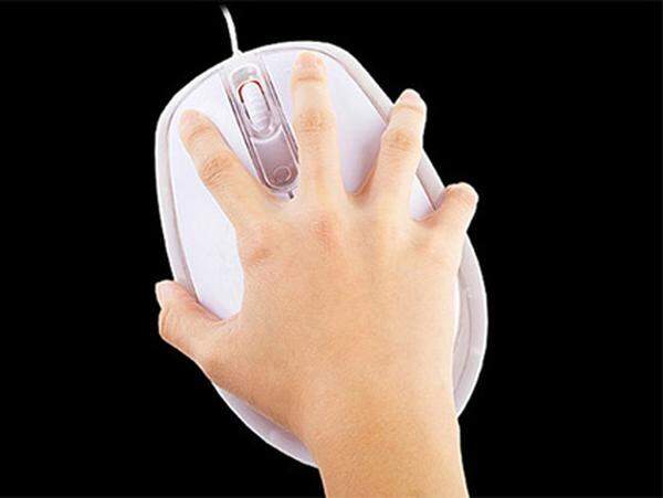 Menschen mit großen Händen haben es manchmal schwer. Zum Beispiel bei Computermäusen. Gerade Laptop-Mäuse sind oft winzig und der Versuch eine der Maustasten zu drücken endet gelegentlich in schmerzenden Fingerverrenkungen. Diese Maus ist anders. Leider scheint der Hersteller ein wenig über das Ziel hinausgeschossen zu haben - bei dieser Größe muss sich das Navigieren des Mauszeigers ungefähr so anfühlen, als hätte man ein Taschenbuch in der Hand.
