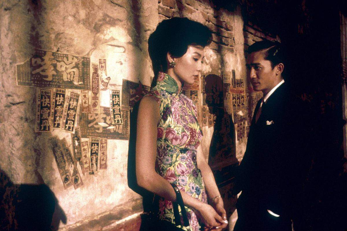 von Wong Kar-wai, 2000 Eine wunderschöne Liebesgeschichte im Hongkong der 1960er: Maggie Cheung und Tony Leung als von ihren Angetrauten betrogene Nachbarn, die einander näher kommen. Die Geschichte fand ihre Fortsetzung im Sci-Fi-Melodram "2046".
