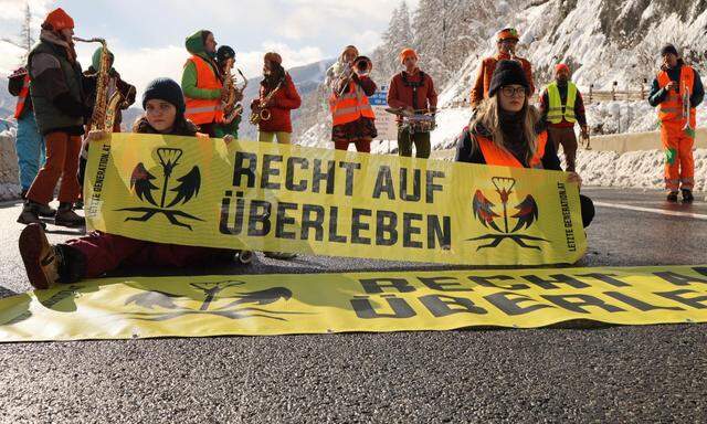 Nach der zehnstündigen Sperre der Tiroler Brennerautobahn aufgrund von Schneefällen blockierte Aktivisten der „Letzen Generation“ die Straße.