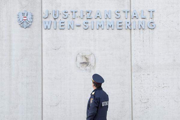 Josef Schmoll, Direktor der Justizanstalt, die im (durch Zubauten erweiterten) im alten Schloss Kaiserebersdorf in Simmering untergebracht ist.