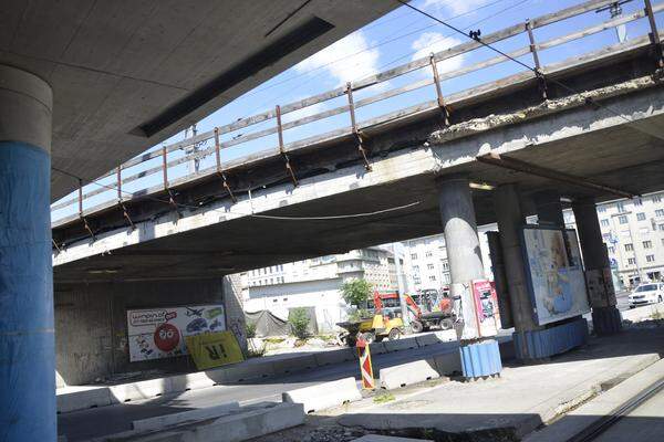 Unter der neuen und der alten Bahnunterführung am Südtirolerplatz durch...,