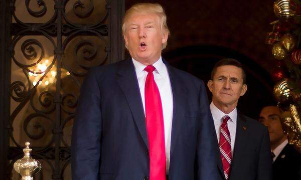 Von Trump in sein Sicherheitsteam geholt, telefonierte Flynn bereits im Dezember mit dem russischen Botschafter Sergei Kisljak - noch ehe er ein offizielles Amt innehatte. Dabei ging es auch um den Abbau von Sanktionen gegen Russland, die die Obama-Administration wegen russischen Hackings erlassen hatte.