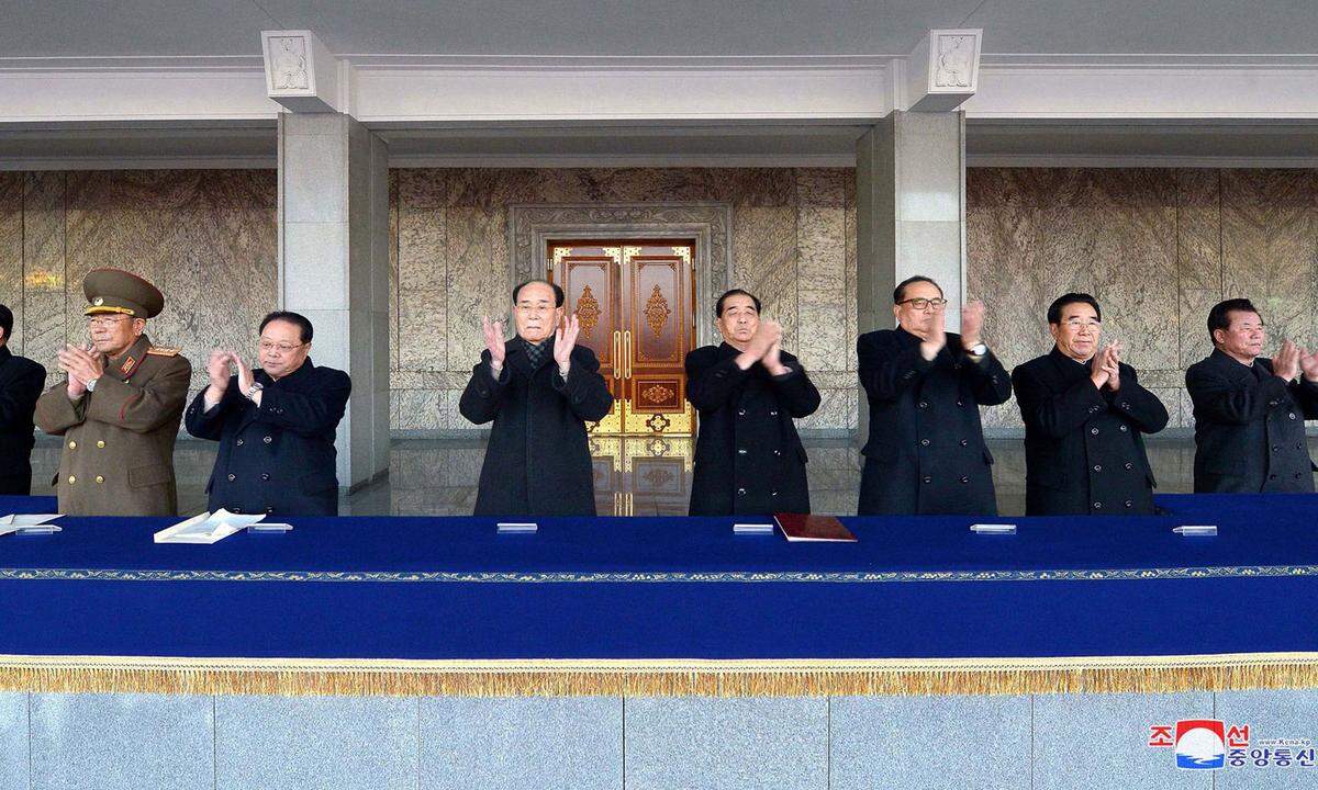 Kim selbst blieb den Propaganda-Feierlichkeiten in Pjöngjang fern. Ranghohe Vertreter aus Militär, Partei und Regierung waren aber anwesend. So etwa Kim Jong-nam (vierter von links), der offiziell als Nummer Zwei des Landes gilt.