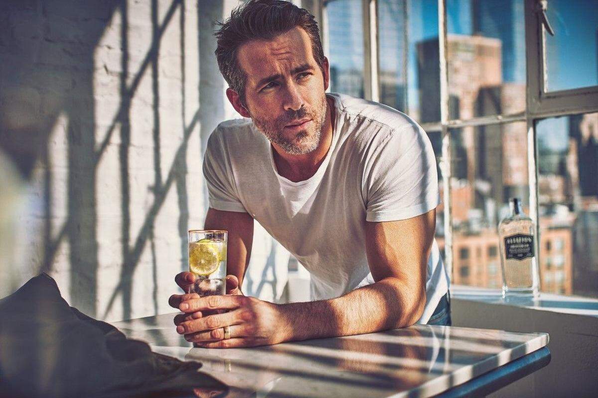 Der Hollywood-Schauspieler Ryan Reynolds ist Vorsitzender von Aviation American Gin. Sein Investment stand fest, nachdem er den für ihn "bestschmeckenden Gin der Welt" zum ersten Mal probiert hatte. Im hochprozentigen Geschäft ist Reynolds in Hollywood nicht allein.