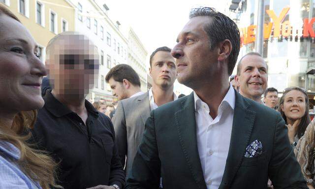 Der damalige FPÖ-Chef Heinz Christian Strache und sein Sicherheitsmann (l.) im Rahmen einer Wahlkampfveranstaltung in Wien am 22. Mai 2014. 