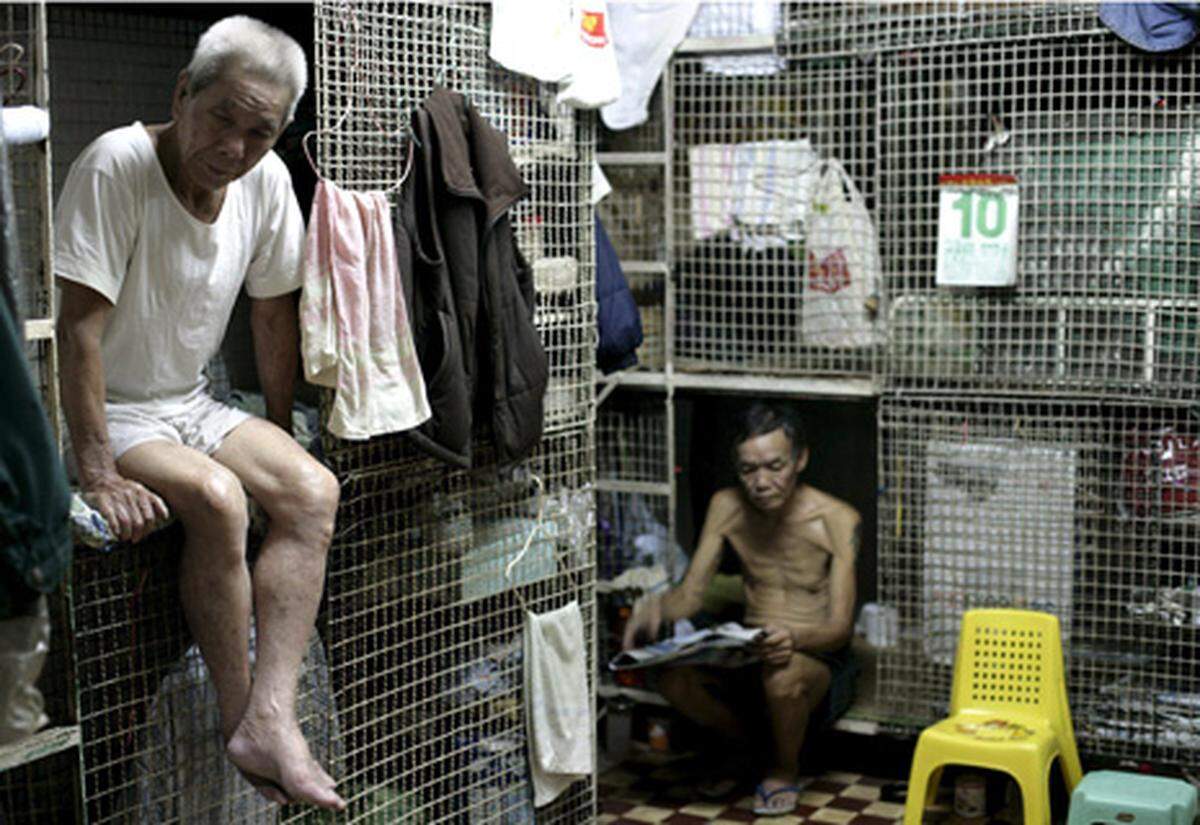 152.000 Menschen leben laut Misereor Deutschland in Hongkong in Käfigen oder Holzboxen. Die Käfige unterteilen teure Hochhaus-Etagen, deren Mieten für viele unerschwinglich sind. Bis zu 200 "Käfigmenschen" leben zusammengepfercht auf 150 Quadratmetern.
