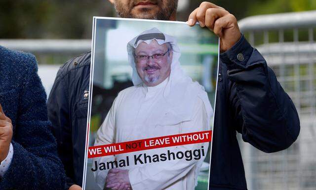 Demonstranten vor dem saudischen Konsulat in Istanbul: Dort verschwand der kritische Journalist Khashoggi spurlos. 