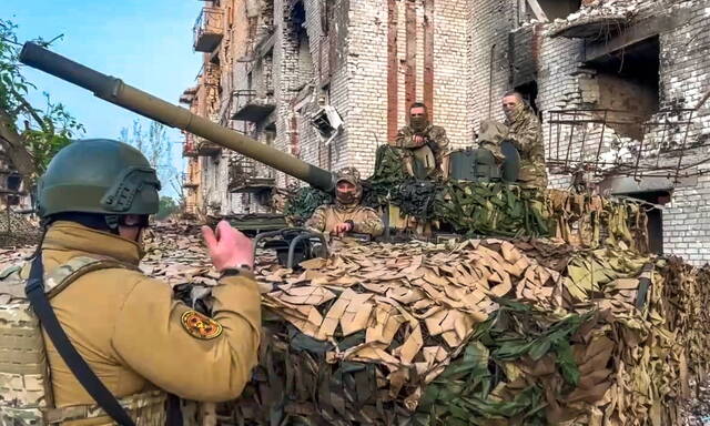 Archivbild: Jewgenij Prigoschin (links) Ende Mai in Bachmut.