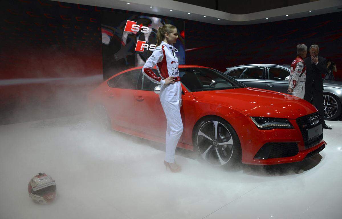 Nicht ganz so flott geht es mit dem Audi RS 7 Sportback weiter, er beschleunigt in 3,9 Sekunden von 0 auf 100, die Höchstgeschwindigkeit liegt je nach Wunsch bei 250 oder 280 oder 305 km/h . Das Sportcoupe gibt es ab 140.000 Euro.