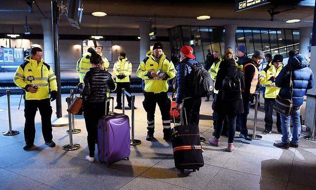 In den letzten Jahren hat Schweden viele Flüchtlinge aufgenommen, die Regierung hat die Asylgesetze nun drastisch verschärft. Im Bild: Passkontrollen am Flughafen Kastrup in Kopenhagen, der per Bahntunnel direkt an Schweden angebunden ist.