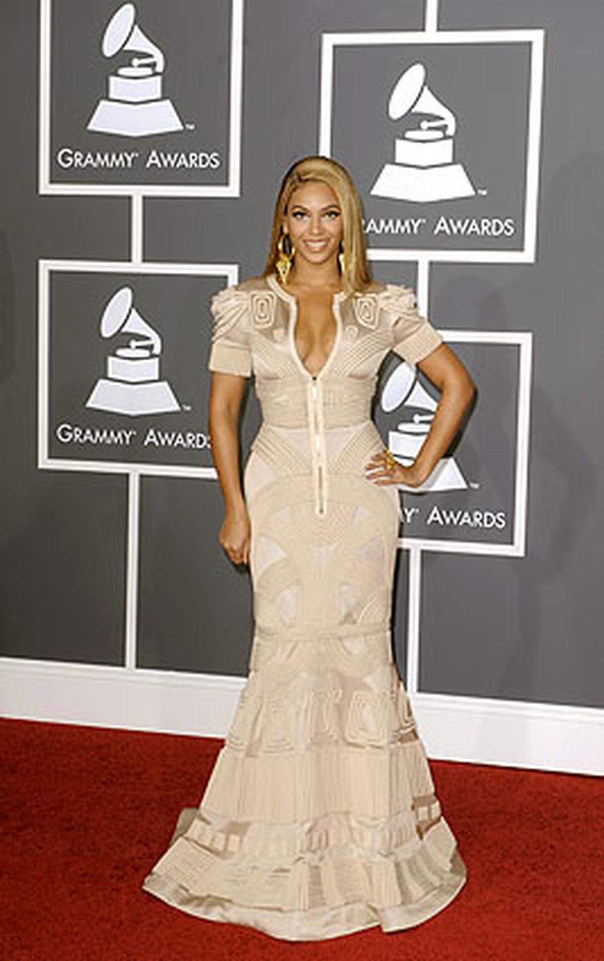 Sechs der zehn Nominierungen haben sich für Beyoncé Knowles bewahrheitet, in ihrem Outfit von Stephane Rolland wirkt sie aber wie eine zu groß geratene Blumenvase.