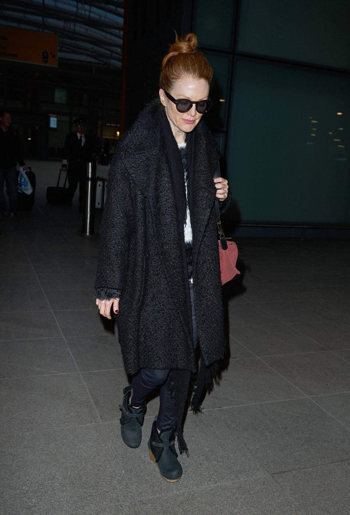 Schwarz gekleidet und mit Sonnenbrille macht auch Julianne Moore eine gute Figur.
