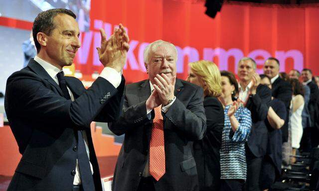 Christian Kern lässt sich in der Messe Wien von begeisterten Delegierten feiern, auch der interimistische Parteichef, Michael Häupl, applaudiert.