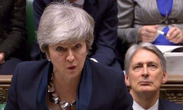 Theresa May spielt im Poker um den Austritt Großbritanniens aus der EU auf Zeit.