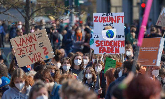 Klima-Aktivistinnen und Aktivisten beim Klimastreik in Berlin. 