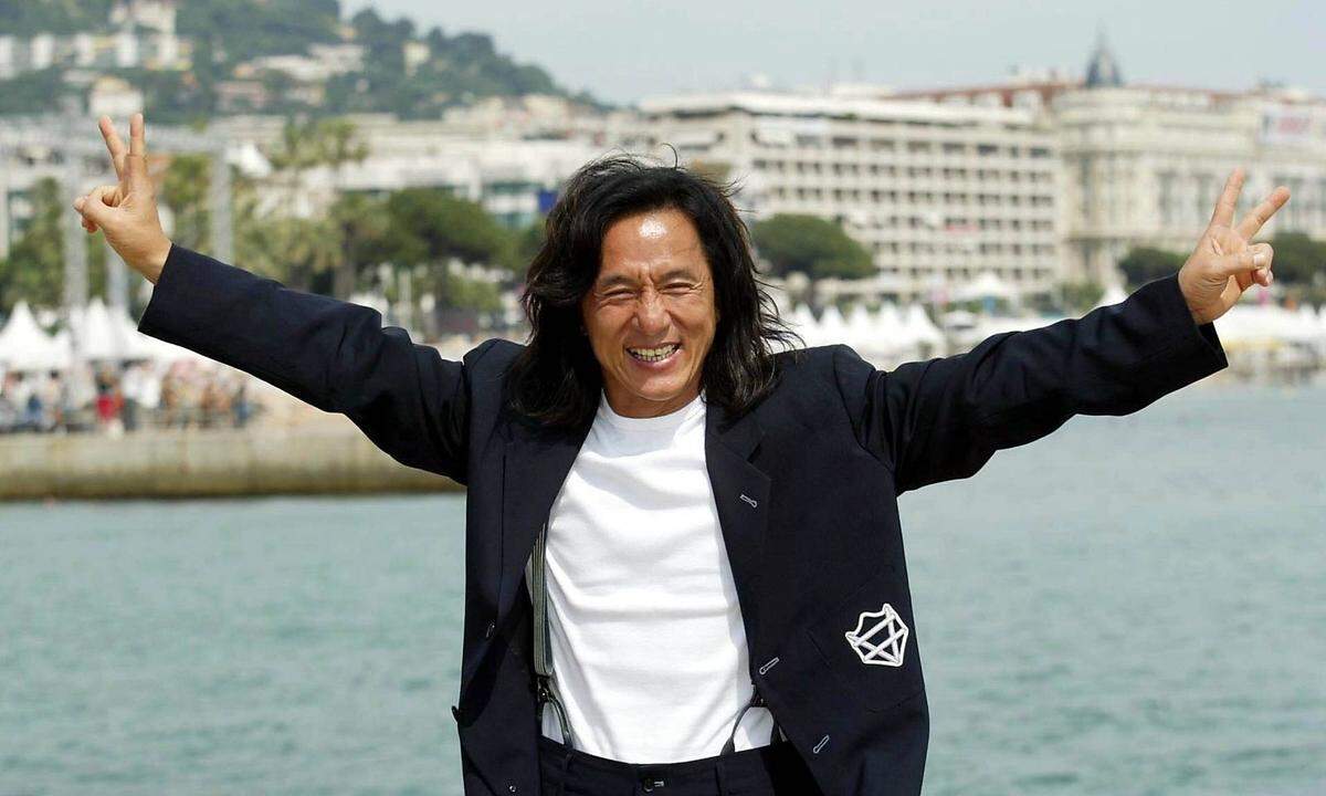 Auch der Schauspieler Jackie Chan musste schon mehrmals von seinem Tod in den Medien lesen. Ein Mal verbreitete sich die Meldung so schnell, dass auch sein Manager schon kurz davor war, es zu glauben. Jackie Chan versprach ihm, vorher anzurufen, bevor es so weit sei.