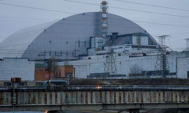 Über dem ehemaligen Kernkraftwerk Tschernobyl liegt ein Sarkophag aus Schutz vor Strahlung.