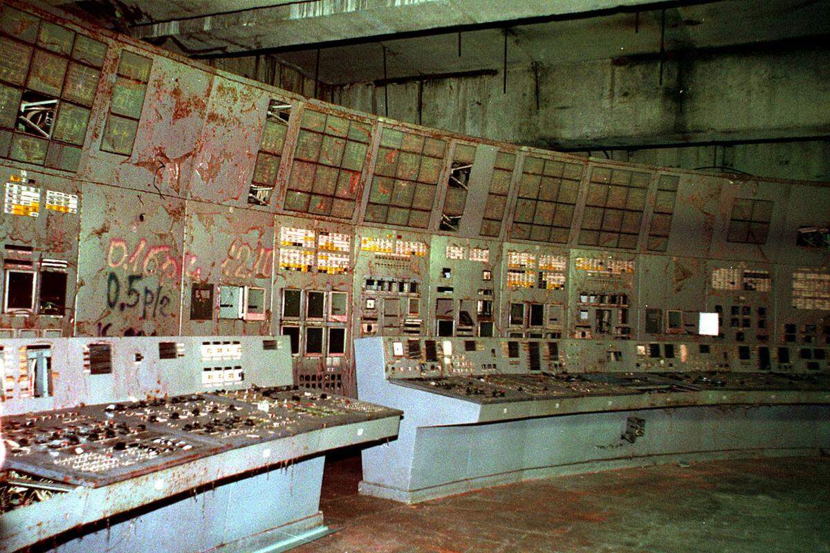 Konstruktions- und Bedienungsfehler führten am 26. April 1986 zur Kernschmelze und zur Explosion des Reaktormantels. Ein druckfester Sicherheitsbehälter fehlte, Trümmer und spaltbares Material wurden hinausgeschleudert. Die tödliche Strahlung breitete sich ungleichmäßig über die Umgebung aus.Im Bild: Ein zerstörter Kontrollraum im Unglücks-AKW, aufgenommen im Jahr 2000, also 14 Jahre nach der Katastrophe.