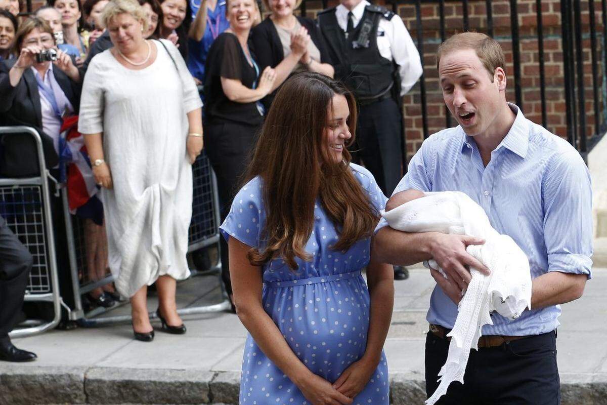 "Er ist ein großer Bub, er ist ziemlich schwer", sagte Prinz William vor der versammelten Presse-Mannschaft.