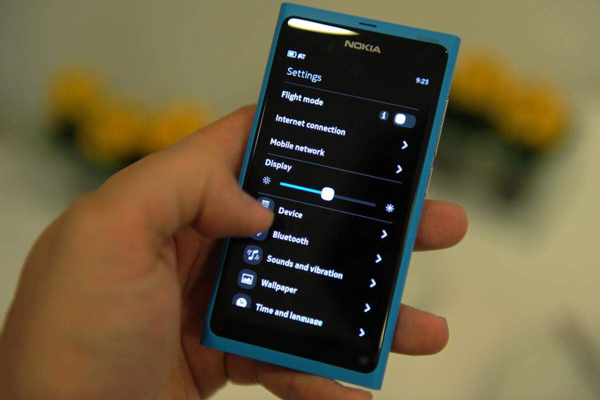 In den Einstellungen finden sich keine Überraschungen. Als Zugeständnis an aktuelle Entwicklungen hat Nokia die Nahbereichsfunktechnik NFC inkludiert. Allerdings nur halb. Denn für mobile Zahlungen, etwa als Kreditkartenersatz, sei das Gerät nicht gerüstet, sagt Produktmanager Christoph Mahr. Man halte aber die Entwicklung im Auge.