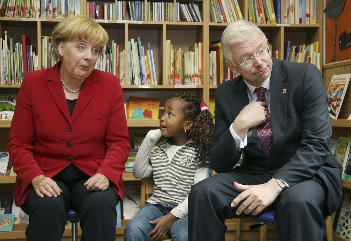 Auch die selbst kinderlose Angela Merkel lässt es sich übrigens nicht nehmen, im Kindergarten zu posieren. Sie geht das Thema zumindest dezenter an (sieht aber dabei genauso hilflos aus wie andere).  (beba)