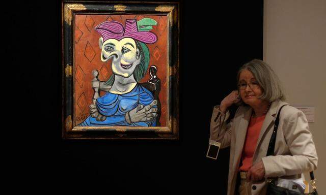 Das Bild mit dem Namen ''Sitzende Frau, blaues Kleid'' hat Picasso 1939 gemalt. Es zeigt seine damalige Freundin, Dara Maar.