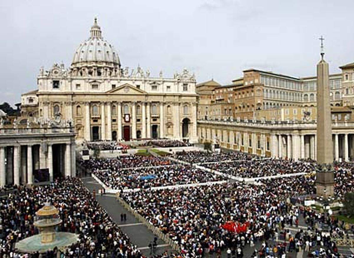 Gerechnet auf die Einwohnerzahl hat der Vatikan die höchste Kriminalitätsrate der Welt. Das liegt vor allem an den Kleinkriminellen, die Touristen rund um den Petersplatz zum Beispiel die Handtaschen rauben. 90 Prozent der Fälle werden nie aufgeklärt, weil die Täter über die "Staatsgrenze" nach Rom fliehen.