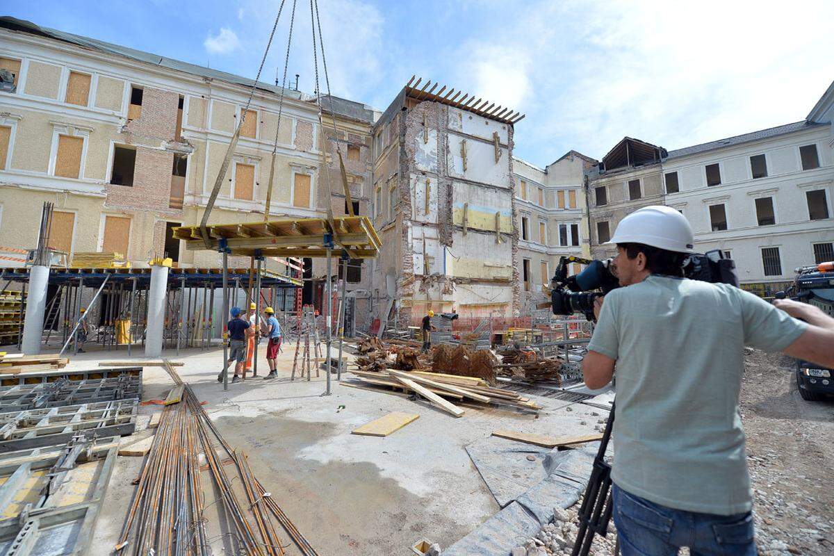  Der Weg zum Landesgericht und zur Staatsanwaltschaft Salzburg führt dann über den im Innenhof gelegenen Eingang des Neubaus, in dem eine Sicherheitsschleuse installiert wird.  