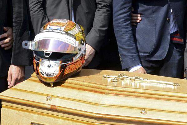 Auf Bianchis Sarg lag der Helm des einstigen Marussia-Piloten. Seine Startnummer 17 wird in Zukunft nicht mehr vergeben.