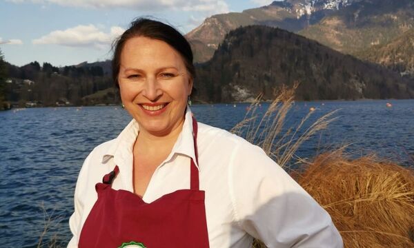 Maria Alba Bonomo liefert in und rund um die Stadt Salzburg Mittagessen nun im Glas. 