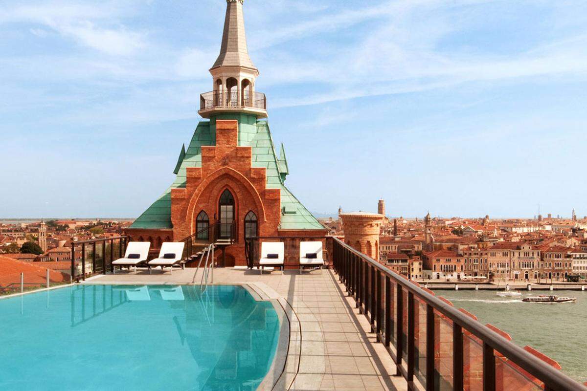 Und noch ein Schwenk nach Europa. Im Hilton Molino Stucky Venice Hotel kann man sich auf der Dachterrasse auf 35 Metern Höhe vom Tourismus erholen - mit Blick auf den Markusplatz und die Kirche Santa Maria della Salute.