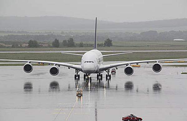 Als das Flugzeug in Parkposition dreht, wird auch eine Besonderheit des Airbus sichtbar. Die ungewöhnliche Form der Flügel.
