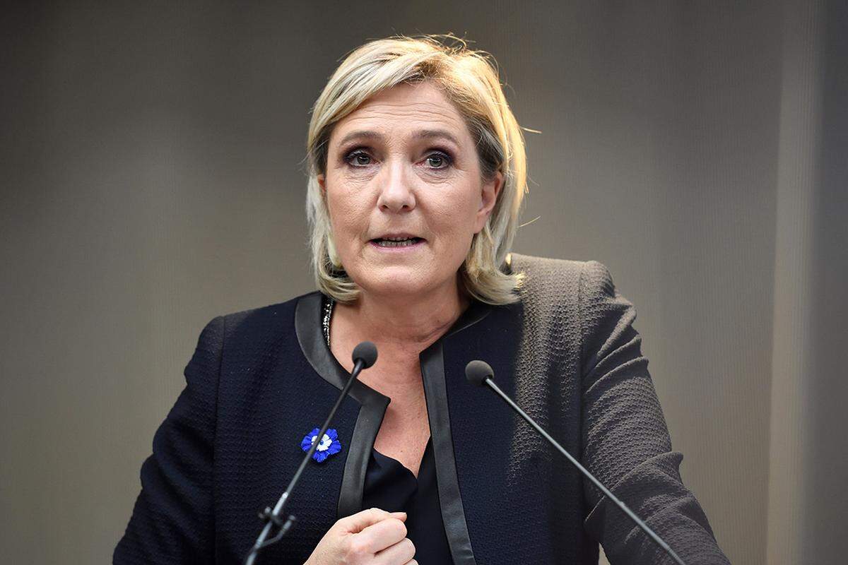 Gratulationen kamen von der französischen Rechtspopulistin Marine Le Pen für den "neuen Präsidenten der Vereinigten Staaten, Donald Trump, und dem freien Volk der Amerikaner". Die Parteichefin des Front National hatte bereits vor der Wahl ihre Unterstützung für den Republikaner geäußert.