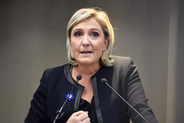 Gratulationen kamen von der französischen Rechtspopulistin Marine Le Pen für den "neuen Präsidenten der Vereinigten Staaten, Donald Trump, und dem freien Volk der Amerikaner". Die Parteichefin des Front National hatte bereits vor der Wahl ihre Unterstützung für den Republikaner geäußert.