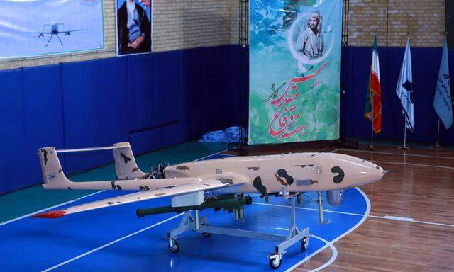 Irans Militär präsentiert eine Drohne in Teheran. Einer der Flugkörper soll nun abgeschossen worden sein.