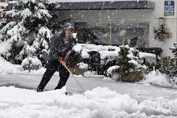 Seit Sonntag fällt in Tirol und Vorarlberg bis in die tiefen Lagen herab Schnee. Mehrere Straßen mussten gesperrt werden, auf anderen gilt Schneekettenpflicht.