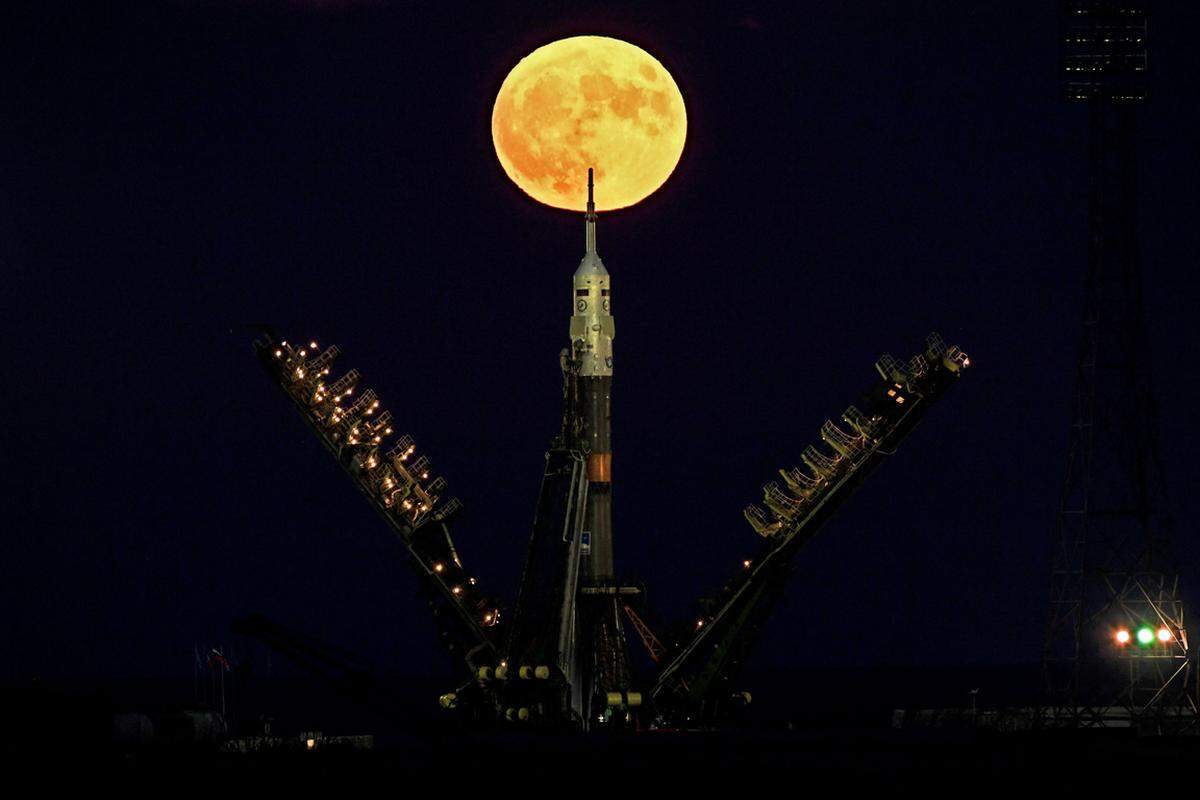 Die Bedeutung des Mondes sei gleichwohl nicht zu unterschätzen: "Der Mond bestimmt seit Millionen von Jahren das Leben auf der Erde". Die Soyus-Rakete, die bald wieder Astronauten zur ISS bringen wird, in Baikonur, Kasachstan.